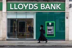 Lloyds £175 bank switch bonus ‘for anyone earning over £28,500’