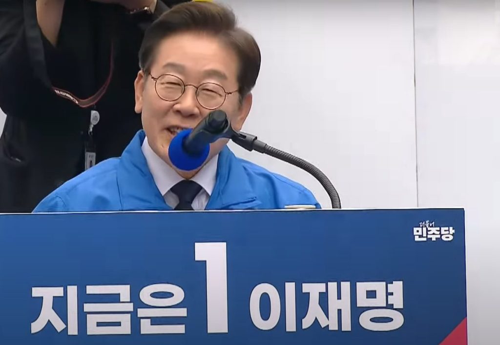 Presidential candidate Lee Jae-myung on the campaign trail on May 13.