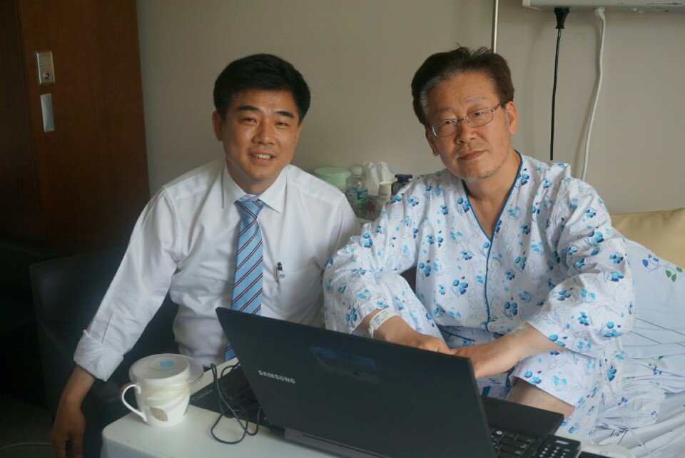 Ex-Democratic Party lawmaker Kim Byeong-wook (left) with presidential candidate Lee Jae-myung in 2016.