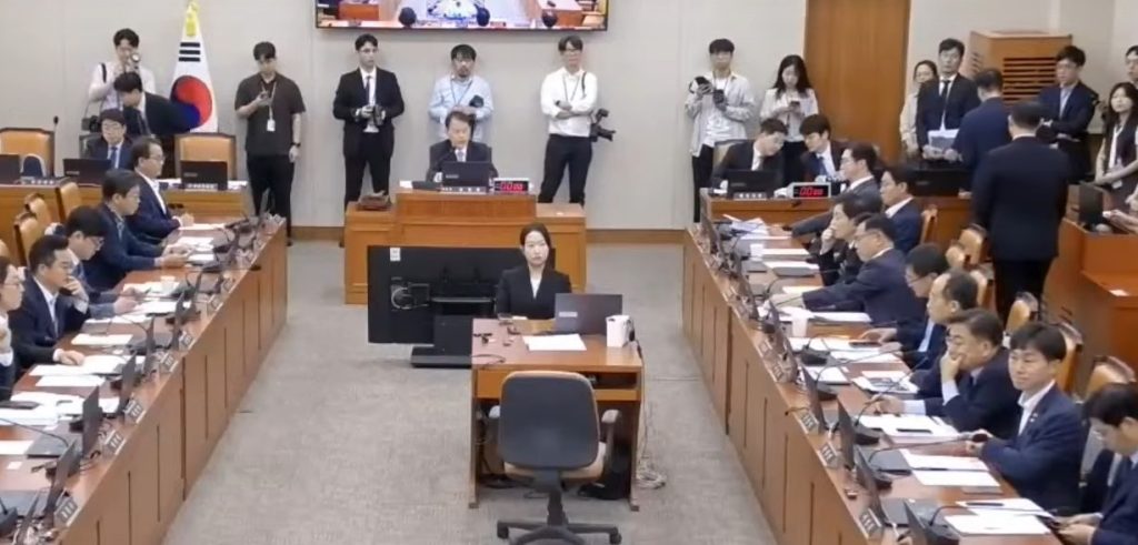 South Korean lawmakers quiz Financial Services Commission (FSC) officials at a session in the National Assembly late last month.