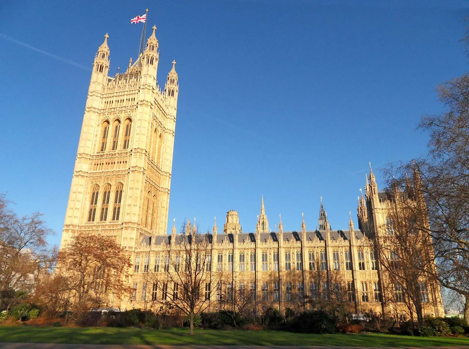 A formal APPG inquiry examines UK bank debanking of crypto firms, with evidence open until August before the FCA's mandatory 2027 deadline.